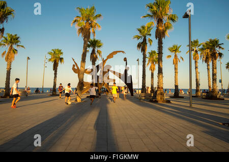 Homenatge a la Natacio von Alfredo Lanz Modellistin in den Strand von Barceloneta, Barcelona, Katalonien, Spanien Stockfoto