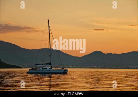 Katamaran verankert off-Shore-bei Sonnenuntergang Stockfoto