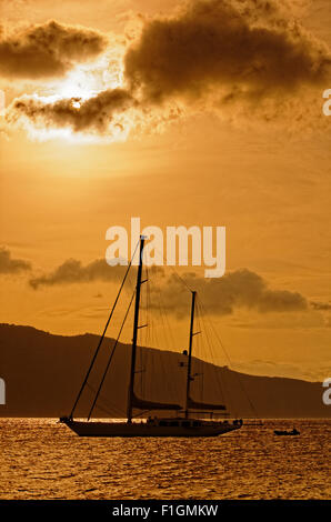 Große Segelboote vor Anker. Stockfoto