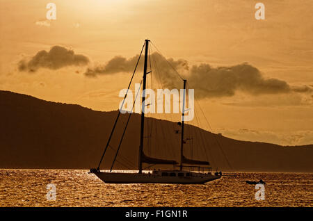 Große Segelboote vor Anker. Stockfoto