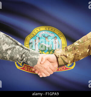 Soldaten-Handshake und US Zustand-Markierungsfahne - Idaho