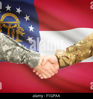 Soldaten-Handshake und US Zustand-Markierungsfahne - Georgien Stockfoto