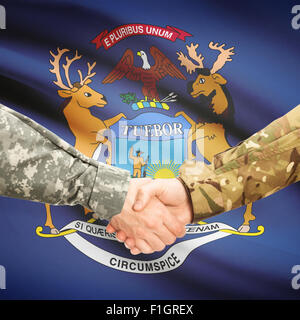 Soldaten-Handshake und US Zustand-Markierungsfahne - Michigan Stockfoto