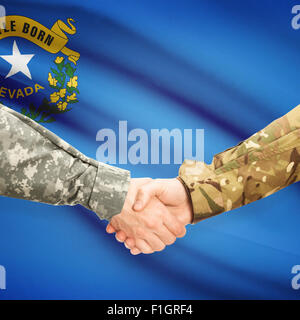 Soldaten-Handshake und US Zustand-Markierungsfahne - Nevada