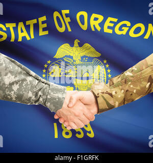 Soldaten-Handshake und US Zustand-Markierungsfahne - Oregon Stockfoto