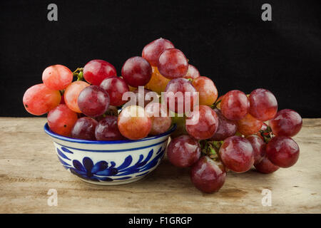 frisches Obst rote Trauben auf Holz Hintergrund. Stockfoto