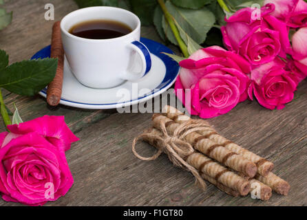Tasse Kaffee und von beiden Parteien rote Rosen Stockfoto