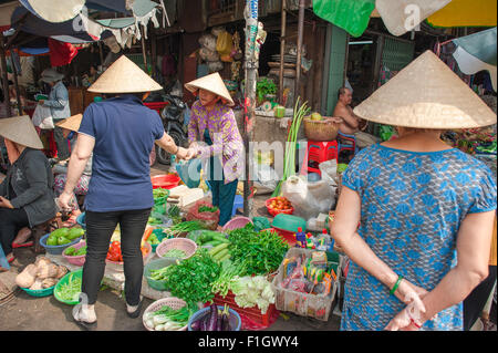 Binh Tay Markt, Vietnamesische Frauen shop für Gemüse auf bürgersteig Stände in den Binh Tay Markt in der cholon Bereich von Saigon, Ho Chi Minh City, Vietnam. Stockfoto