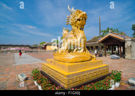 Hue Zitadelle Vietnam, ein Goldener Drache auf das Mittelstück von einem großen Hof innerhalb der Zitadelle in Hue, Zentral-Vietnam. Stockfoto