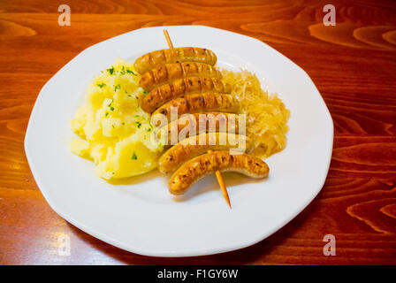 Kleine Nürnberger (Nürnberger) Stil Bratwurst Würstchen mit Kartoffelpüree und Sauerkraut, Ungarn Stockfoto