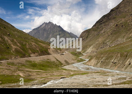 Indien, Jammu & Kaschmir, Srinagar zu Leh Landstraße überschreiten durch Berge neben Dras Fluss Stockfoto