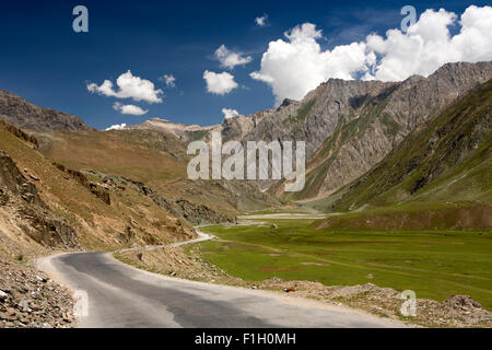 Indien, Jammu & Kaschmir, Minimarg, Auto auf Srinagar zu Leh Highway vorbei Thro Höhenlage, zwischen Gumri und Drass Weide Stockfoto