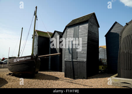 NET-Shops am Strand von Hastings in Sussex. Diese hohen hölzernen Hallen werden von Fischern verwendet, um ihre Netze und Seile zu speichern. Stockfoto