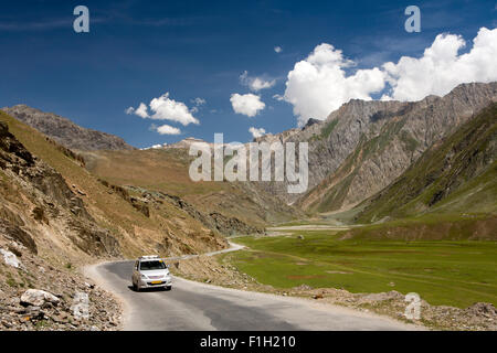 Indien, Jammu & Kaschmir, Minimarg, Kleinwagen auf Srinagar zu Leh Highway vorbei durch Berge zwischen Gumri und Drass Stockfoto