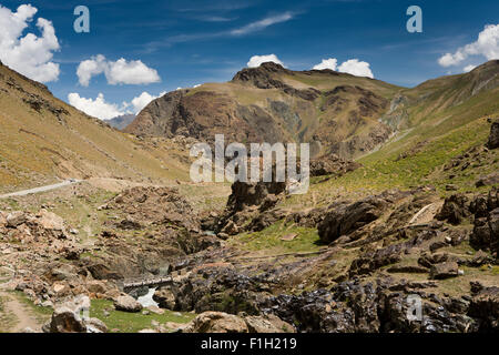 Indien, Jammu & Kaschmir, Srinagar zu Leh Highway Drass kleinen Holzsteg über Fluss durch felsige Schlucht Stockfoto