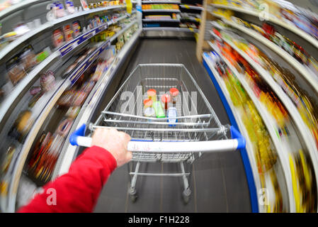 Kunden, die schieben Einkaufswagen mit Geschwindigkeit im Supermarkt Stockfoto