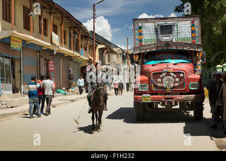 Indien, Jammu & Kaschmir, Srinagar zu Leh Highway Drass, Mann auf Polo Pony auf der Durchreise weltweit zweite kälteste bewohnte Ort Stockfoto