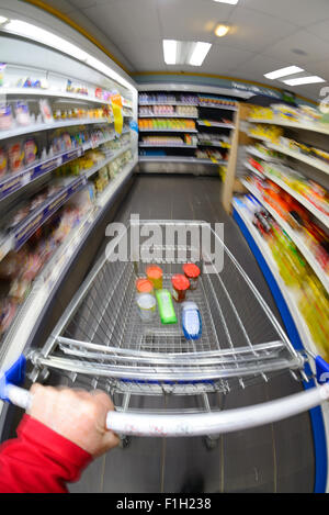 Kunden, die schieben Einkaufswagen mit Geschwindigkeit im Supermarkt Stockfoto