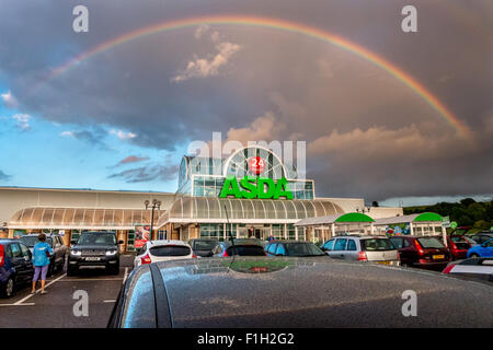 Brighton, East Sussex, UK. 01. Sep, 2015.   Regenbogen über Asda, Hollingbury, Brighton, East Sussex. Bildnachweis: Andrew Hasson/Alamy Live-Nachrichten Stockfoto