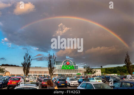 Brighton, East Sussex, UK. 01. Sep, 2015.   Regenbogen über Asda, Hollingbury, Brighton, East Sussex. Bildnachweis: Andrew Hasson/Alamy Live-Nachrichten Stockfoto