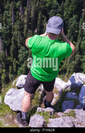 Rückansicht des touristischen Wanderer die Fotos von einer sehr hohen Klippe Stockfoto