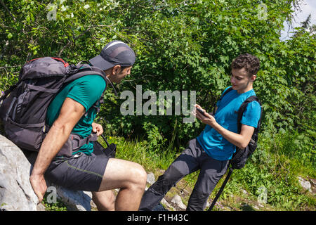 Männliche Wanderer unter einer Bremse auf Bergweg Stockfoto