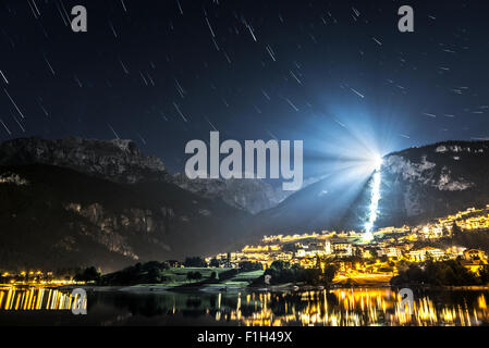Nacht-Landschaft auf dem Moveno See und Stadt mit Dolomiti Brenta-Gruppe im Hintergrund bei Mondlicht und Sterne Wanderwege Stockfoto