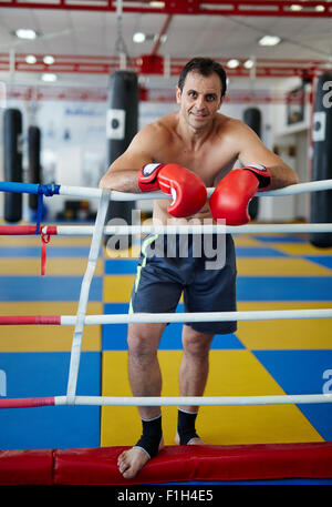 Kickbox-Kämpfer im Ring nach dem Training ausruhen Stockfoto