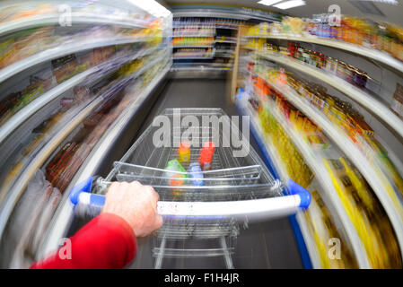 Kunden, die schieben Einkaufswagen mit Geschwindigkeit im Supermarkt Stockfoto