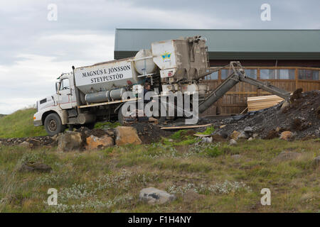Ein Mann abwaschen Gerät nach einem Beton zu gießen für eine neue Erweiterung für das Besucherzentrum am Gullfoss, Island Stockfoto