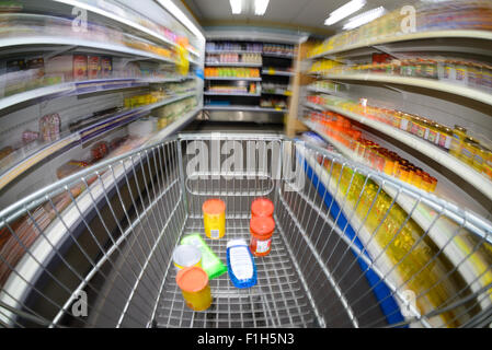 Kunden, die schieben Einkaufswagen schnell im Supermarkt Stockfoto