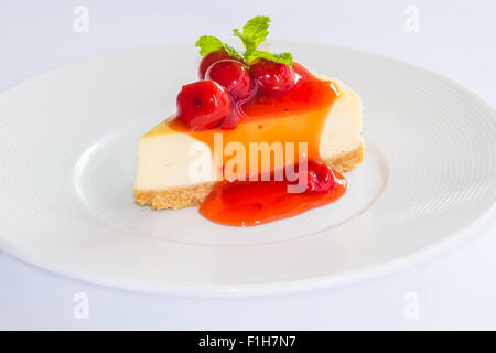 Kirsch Käsekuchen mit Minze auf Teller Stockfoto