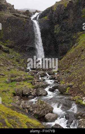 Ein Wasserfall, der in Álftafjörður Lagune, Ostisland entlädt Stockfoto