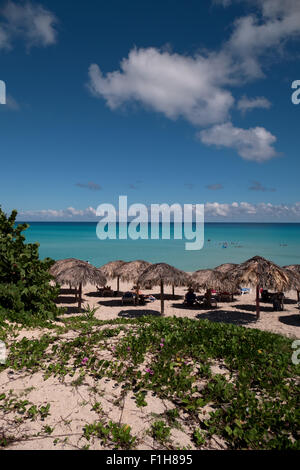 Varadero, Kuba. Reisen, Ferien, Urlaub, kubanischen Tourismus, Tropen. Menschen, Touristen auf weißem sand tropischen Strand, Karibik Stockfoto