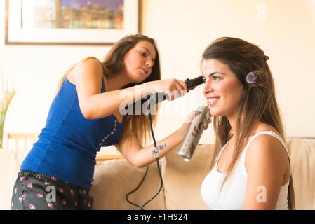 Junge Frau dabei Freundes Haare Stockfoto