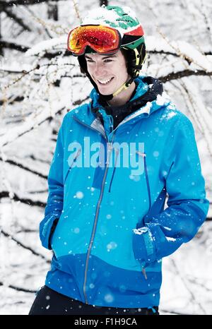 Junger Mann mit Skibekleidung im Schnee, Porträt Stockfoto