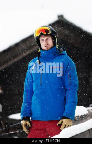 Mitte erwachsenen Mann mit Ski-Jacke und Helm, portrait Stockfoto