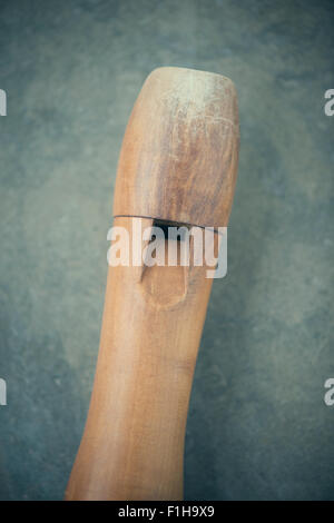Stillleben mit Recorder (Holzflöte) liegen auf der Steinoberfläche. Stockfoto