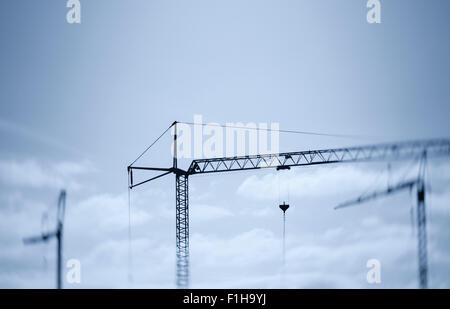 Bau Krane auf Baustelle in Schweden. Bild mit blauen Ton und Kopie Raum. Stockfoto