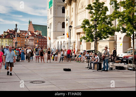 Man singt und spielt Gitarre Stockfoto