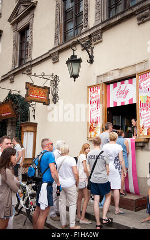 Wirbel-Eis Kornett Schaufenster Stockfoto