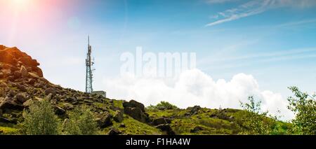 Niedrigen Winkel Panoramablick über Handymast auf Hill, Großbritannien Stockfoto