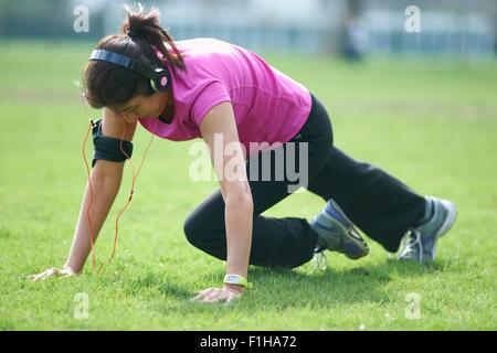 Reife Frau, die Übungen im park Stockfoto