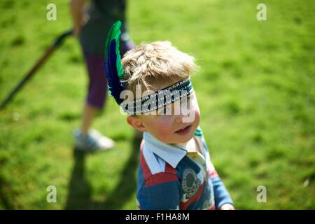 Porträt des jungen tragen Stirnband mit Federn Stockfoto