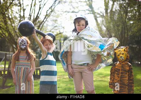 Porträt von Kleinkindern tragen Kostüm, im freien Stockfoto