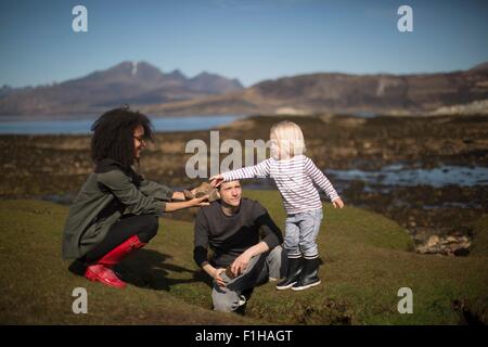 Mutter zeigt Sohn Rock, Isle Of Skye, Hebriden, Schottland Stockfoto