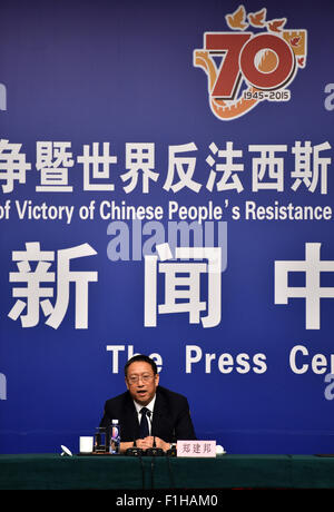 (150902)--Peking, 2. September 2015 (Xinhua)--Zheng Jianbang, stellvertretender Vorstandsvorsitzender der Revolutionäre Komitee des chinesischen Kuomintang Zentralausschusses, Antworten auf Fragen während der 5. Pressekonferenz im Pressezentrum der Aktivitäten zum Gedenken des 70. Jahrestages des Sieges der chinesischen Krieg des Widerstands gegen die japanische Aggression und anti-faschistischen Krieg in Peking, Hauptstadt von China, am 2. September , 2015. (Xinhua/Zhang Hongxiang) (Mcg) Stockfoto