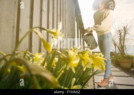 Mitte Erwachsene Frau Gießen Blumen Stockfoto