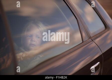 Junge auf der Suche durch Autofenster Stockfoto