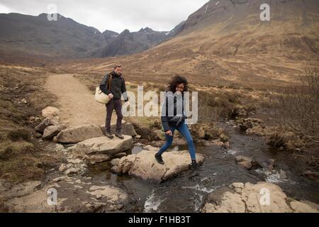 Frau Kreuzung Stream, Fairy Pools, in der Nähe von Glenbrittle, Isle Of Skye, Hebriden, Schottland Stockfoto